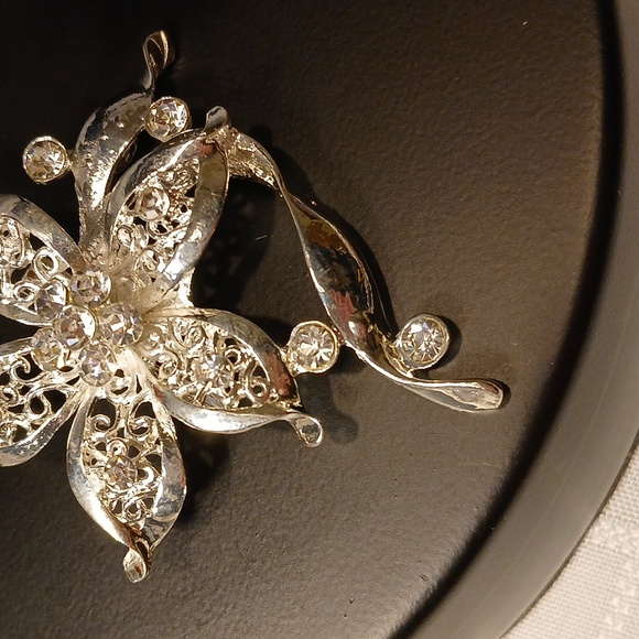 Silvertone Flower Brooch Pin Bridal Jewelry - Picture 3 of 9